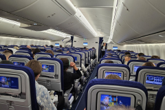 Dicht an dicht sitzen mit uns die anderen Economie-Passagiere auf dem gut 14 Stunden langen Flug