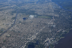 Bei strahlenden Sonnenschein fliegen wir über Buenos Aires zum Flugplatz Ezeiza