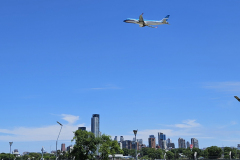 Aus dem Bus steigen wir am Aeroparque j: Newbery.